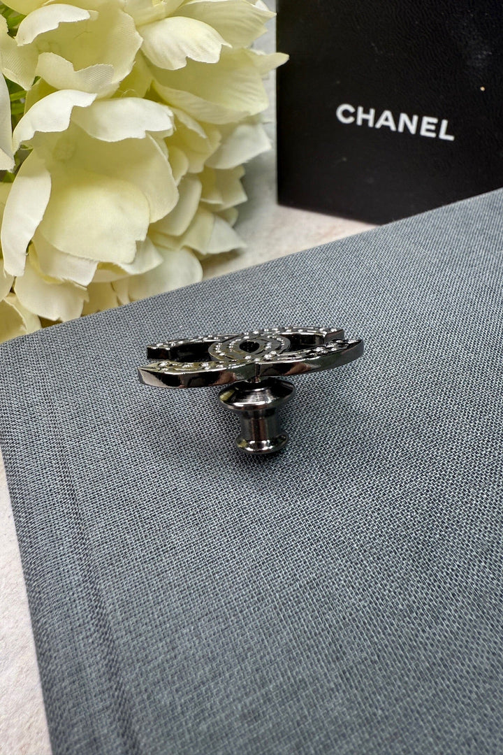 Preloved Vintageline x Molly&My - Vintage Chanel Broche 2024 - Oxideret Sølv 