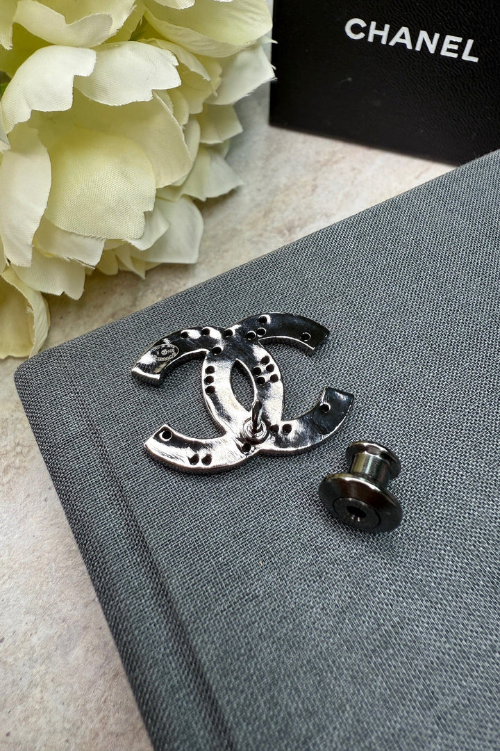 Preloved Vintageline x Molly&My - Vintage Chanel Broche 2024 - Oxideret Sølv 