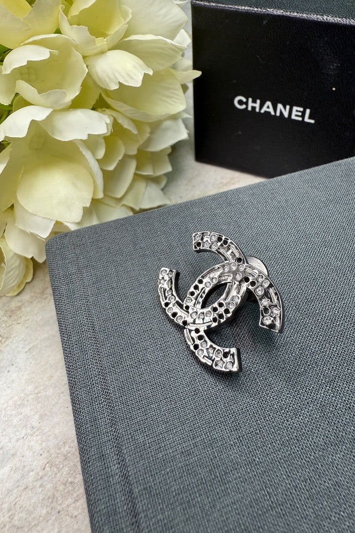 Preloved Vintageline x Molly&My - Vintage Chanel Broche 2024 - Oxideret Sølv 