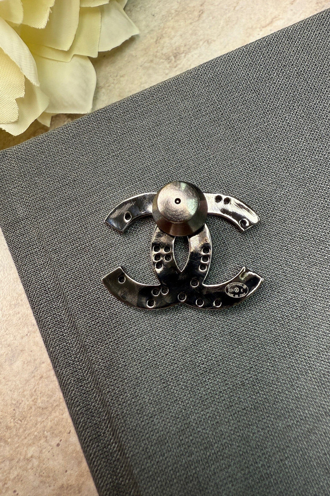 Preloved Vintageline x Molly&My - Vintage Chanel Broche 2024 - Oxideret Sølv 