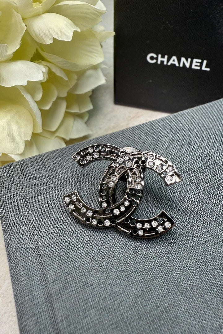 Preloved Vintageline x Molly&My - Vintage Chanel Broche 2024 - Oxideret Sølv 