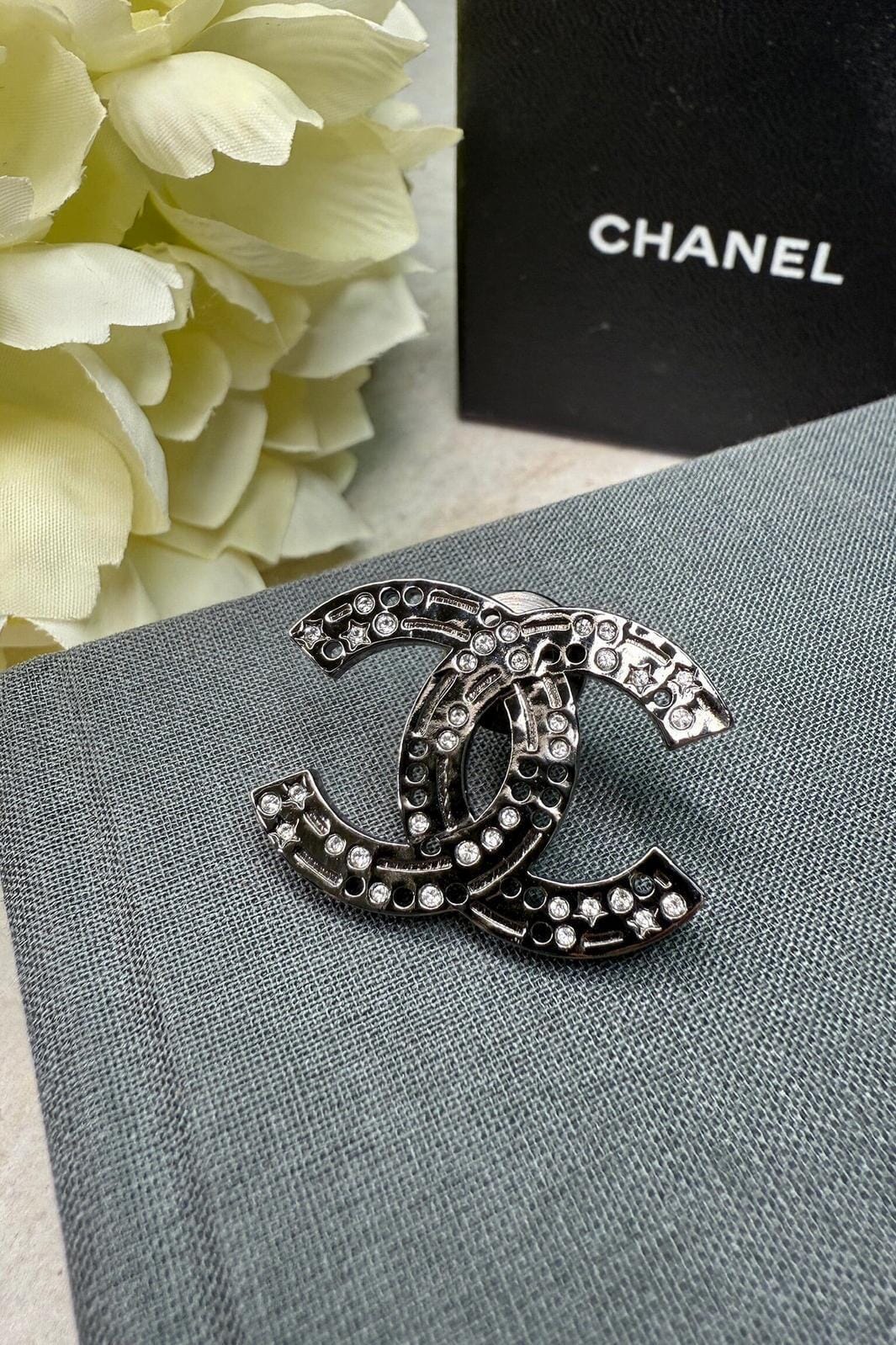 Preloved Vintageline x Molly&My - Vintage Chanel Broche 2024 - Oxideret Sølv 