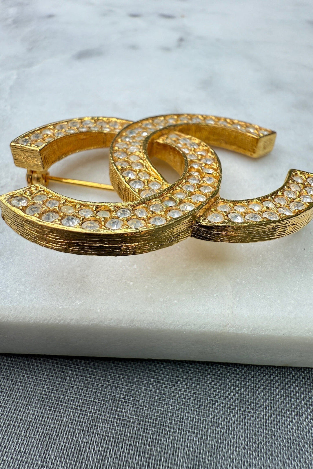 Preloved Vintageline x Molly&My - Vintage Chanel Broche - 24k Guldbelagt & Zirkoner 