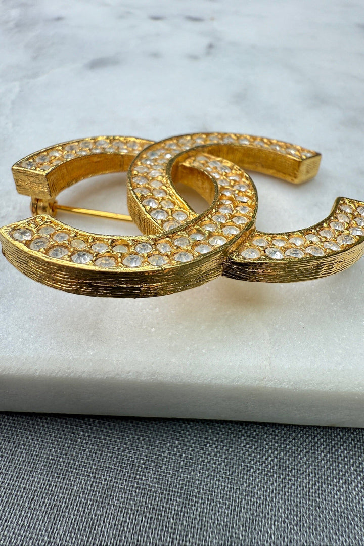 Preloved Vintageline x Molly&My - Vintage Chanel Broche - 24k Guldbelagt & Zirkoner 