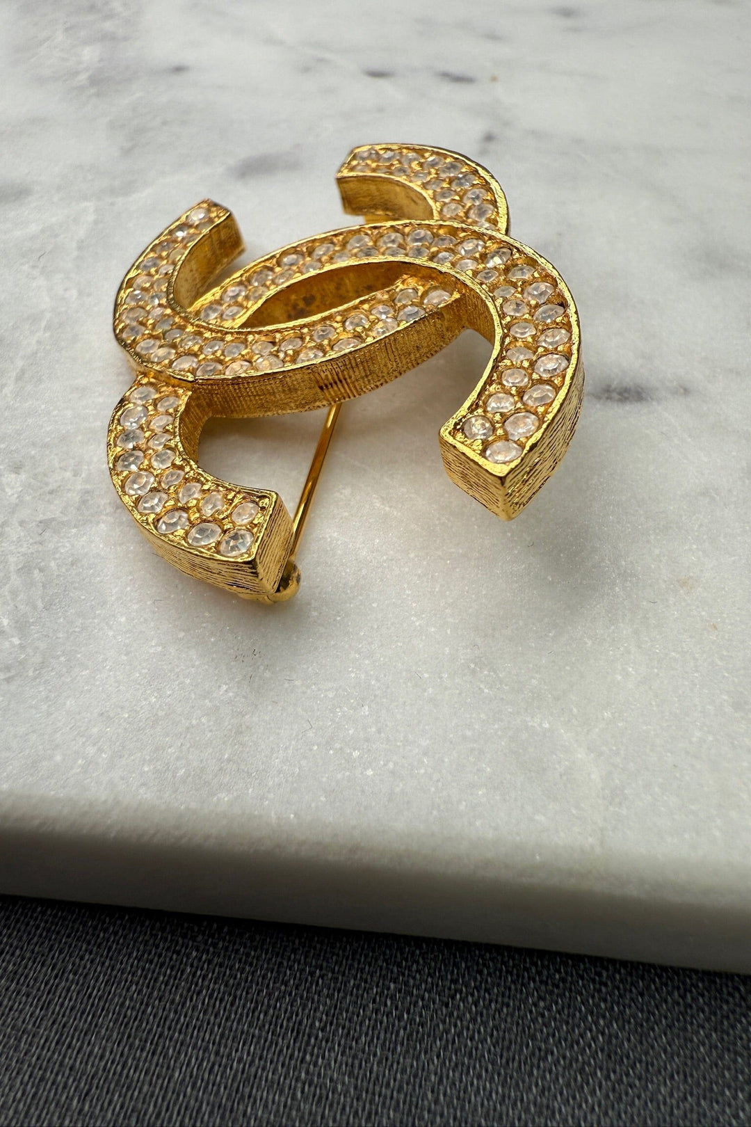 Preloved Vintageline x Molly&My - Vintage Chanel Broche - 24k Guldbelagt & Zirkoner 