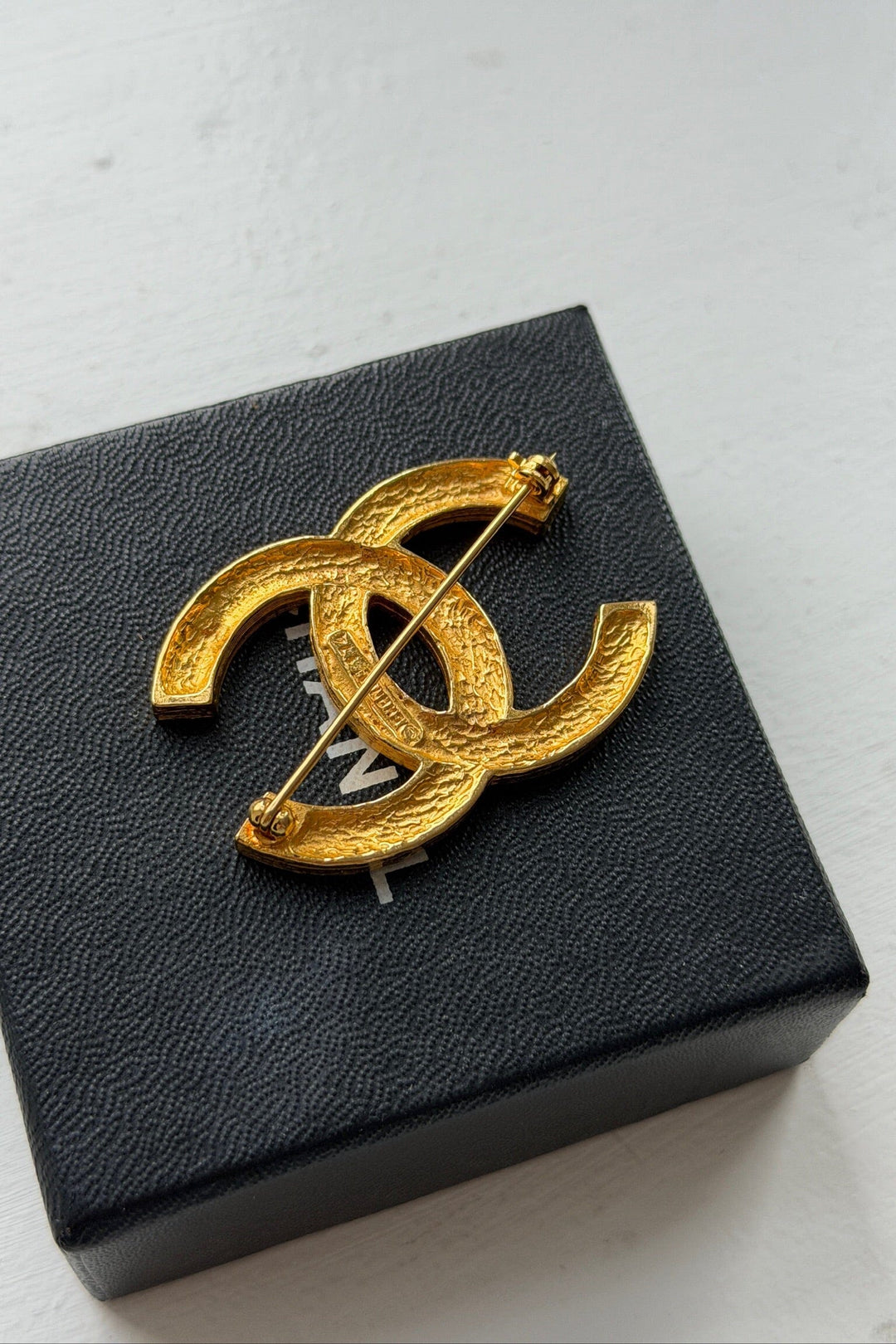 Preloved Vintageline x Molly&My - Vintage Chanel Broche – 24k Guldbelagt & Zirkoner - 24k Guldbelagt Metal Smykker 