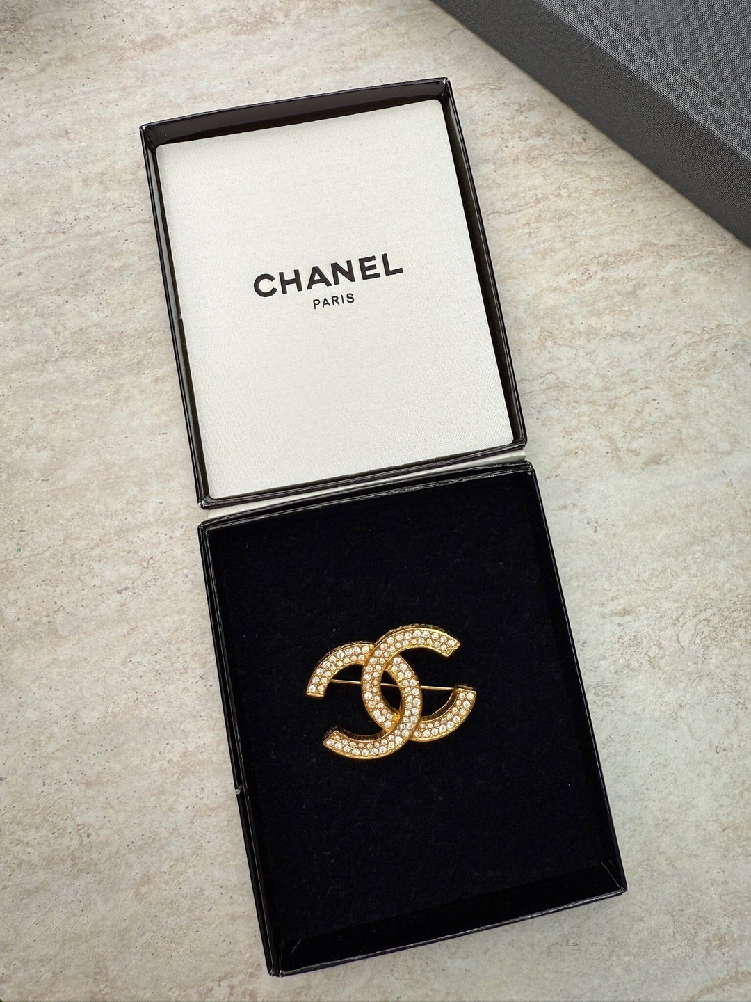 Preloved Vintageline x Molly&My - Vintage Chanel Broche - 24k Guldbelagt & Zirkoner 