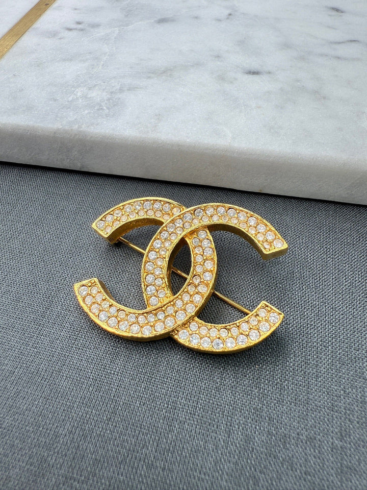 Preloved Vintageline x Molly&My - Vintage Chanel Broche - 24k Guldbelagt & Zirkoner 