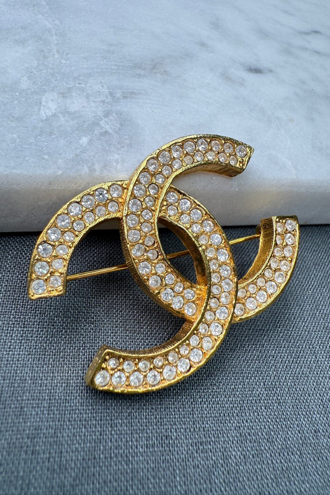 Preloved Vintageline x Molly&My - Vintage Chanel Broche - 24k Guldbelagt & Zirkoner 