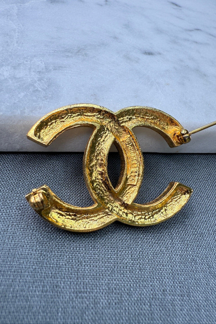Preloved Vintageline x Molly&My - Vintage Chanel Broche - 24k Guldbelagt & Zirkoner 