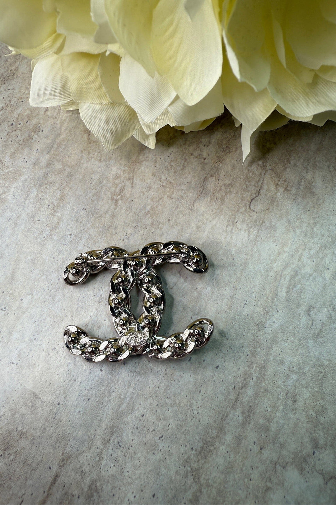 Preloved Vintageline x Molly&My - Vintage Chanel Broche - Sølvbelagt & Faux Perler 