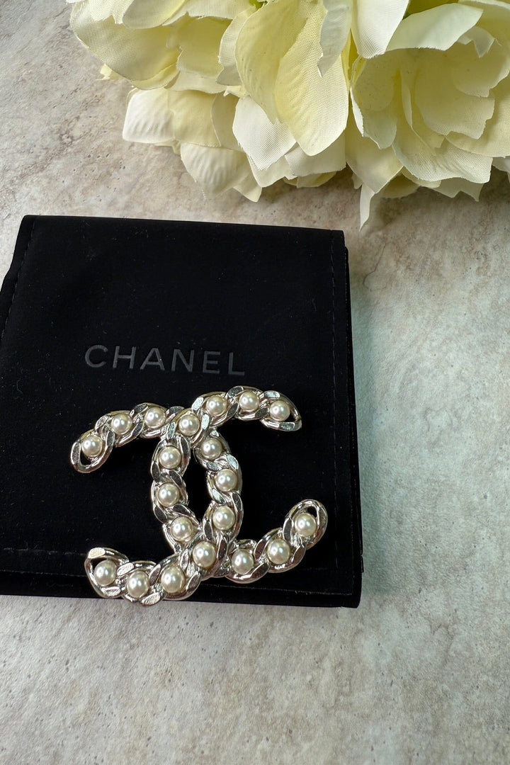 Preloved Vintageline x Molly&My - Vintage Chanel Broche - Sølvbelagt & Faux Perler 