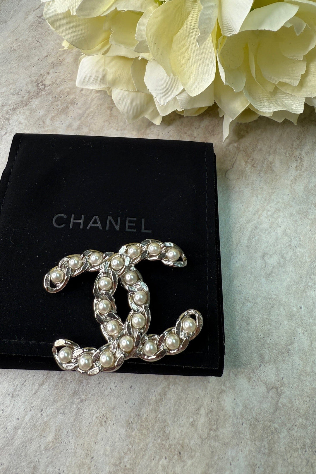 Preloved Vintageline x Molly&My - Vintage Chanel Broche - Sølvbelagt & Faux Perler 