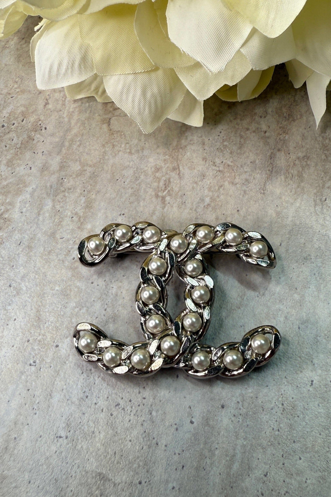 Preloved Vintageline x Molly&My - Vintage Chanel Broche - Sølvbelagt & Faux Perler 