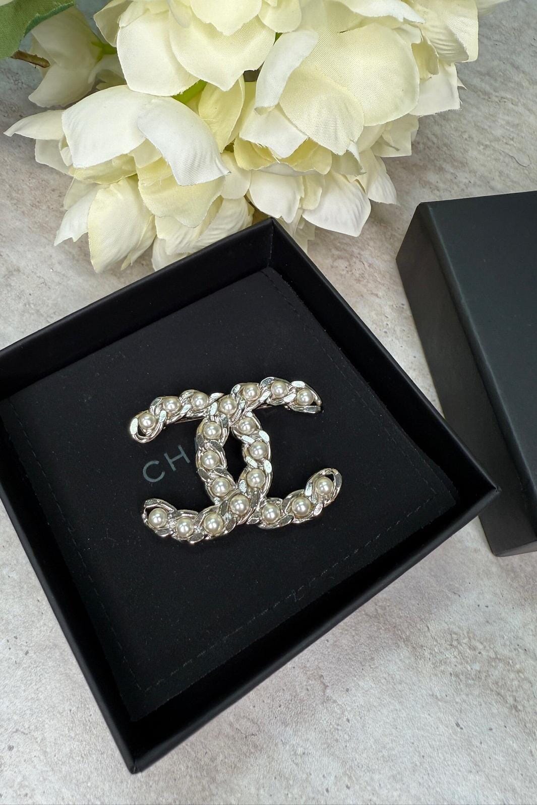 Preloved Vintageline x Molly&My - Vintage Chanel Broche - Sølvbelagt & Faux Perler 