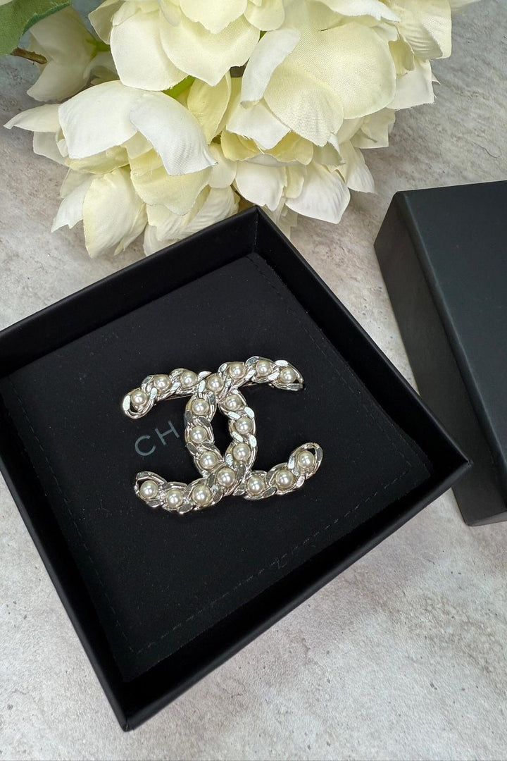 Preloved Vintageline x Molly&My - Vintage Chanel Broche - Sølvbelagt & Faux Perler 