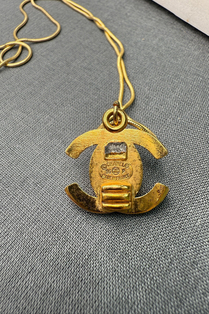 Preloved Vintageline x Molly&My - Vintage Chanel CC Vedhæng 1 - 24k Guldbelagt Metal 