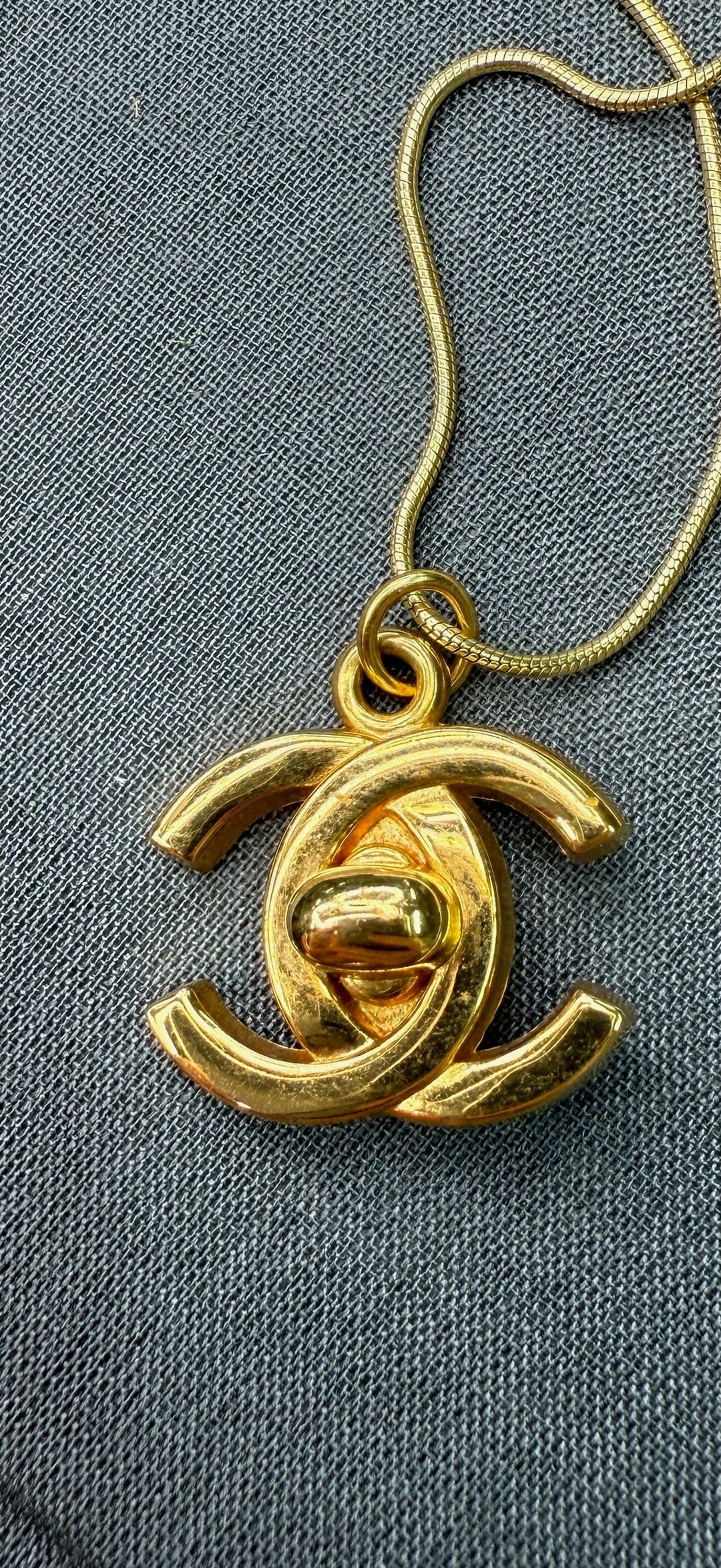 Preloved Vintageline x Molly&My - Vintage Chanel CC Vedhæng 1 - 24k Guldbelagt Metal 