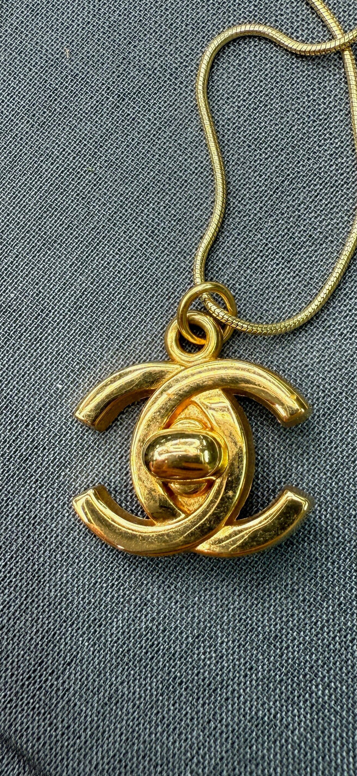 Preloved Vintageline x Molly&My - Vintage Chanel CC Vedhæng 1 - 24k Guldbelagt Metal 