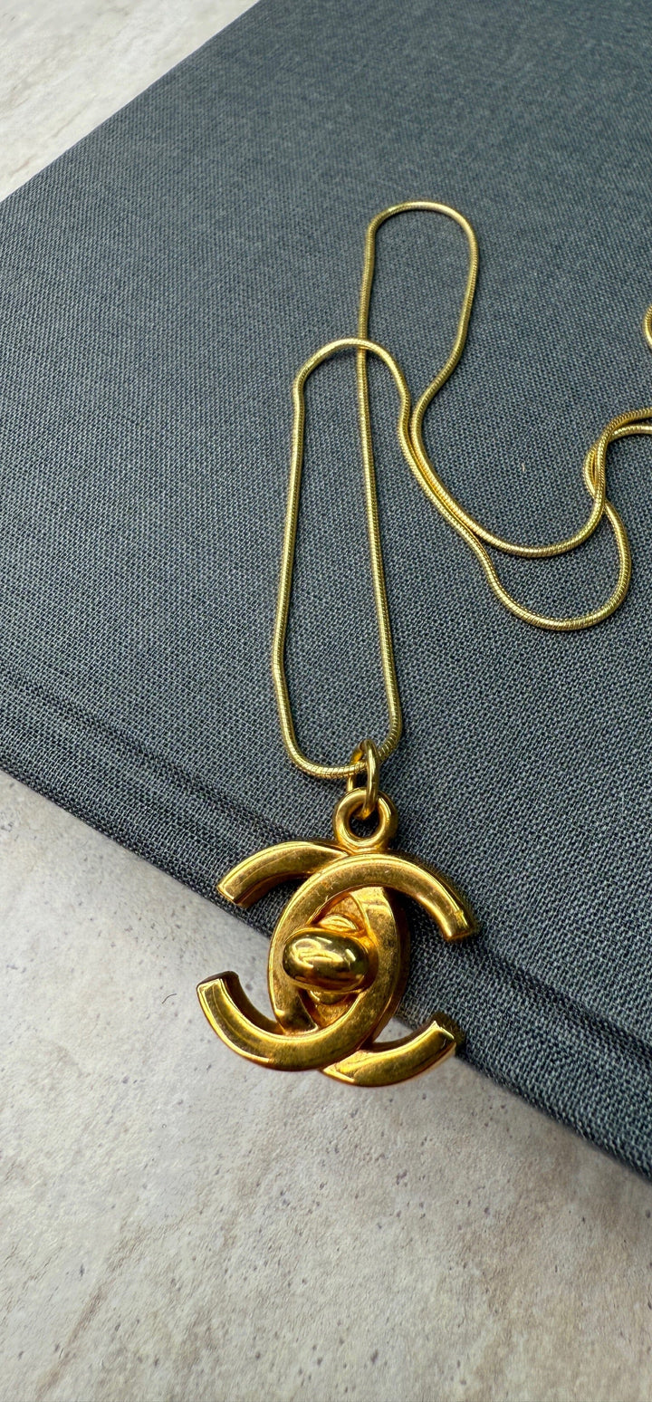 Preloved Vintageline x Molly&My - Vintage Chanel CC Vedhæng 1 - 24k Guldbelagt Metal 