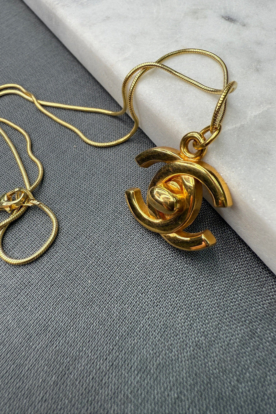 Preloved Vintageline x Molly&My - Vintage Chanel CC Vedhæng 1 - 24k Guldbelagt Metal 