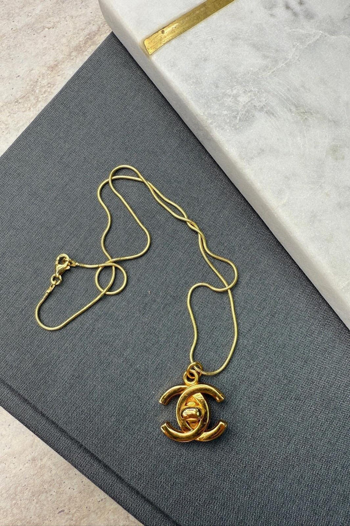 Preloved Vintageline x Molly&My - Vintage Chanel CC Vedhæng 1 - 24k Guldbelagt Metal 