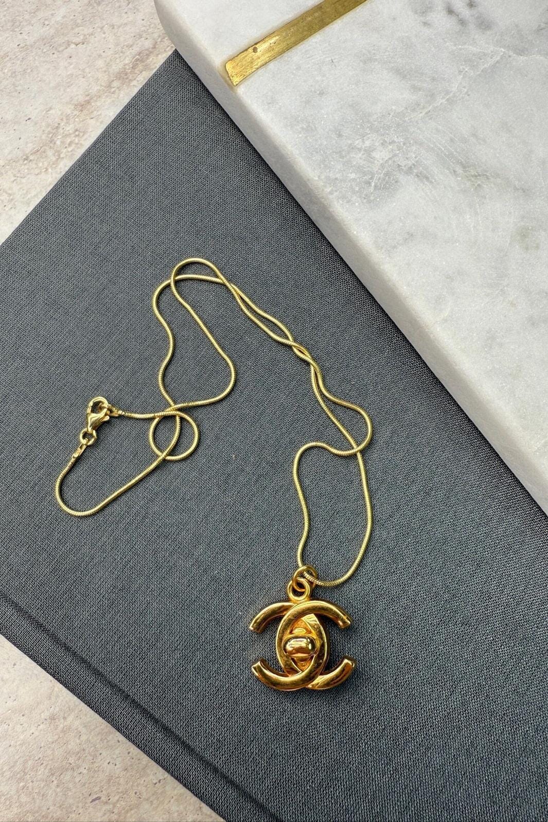 Preloved Vintageline x Molly&My - Vintage Chanel CC Vedhæng 1 - 24k Guldbelagt Metal 