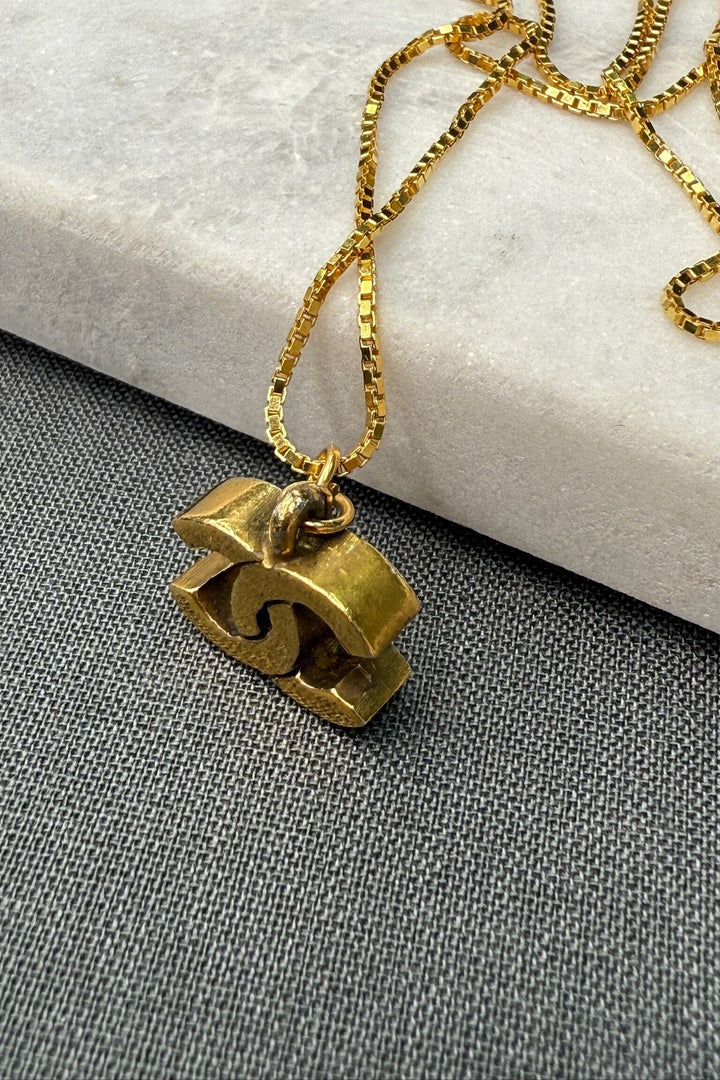 Preloved Vintageline x Molly&My - Vintage Chanel CC Vedhæng 2 - 24k Guldbelagt Metal 