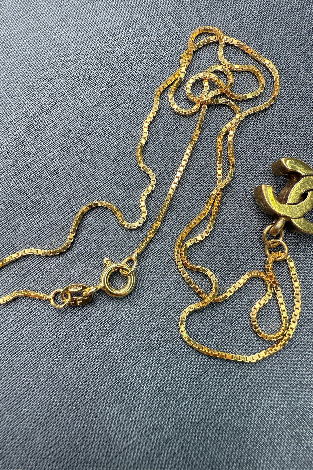 Preloved Vintageline x Molly&My - Vintage Chanel CC Vedhæng 2 - 24k Guldbelagt Metal 