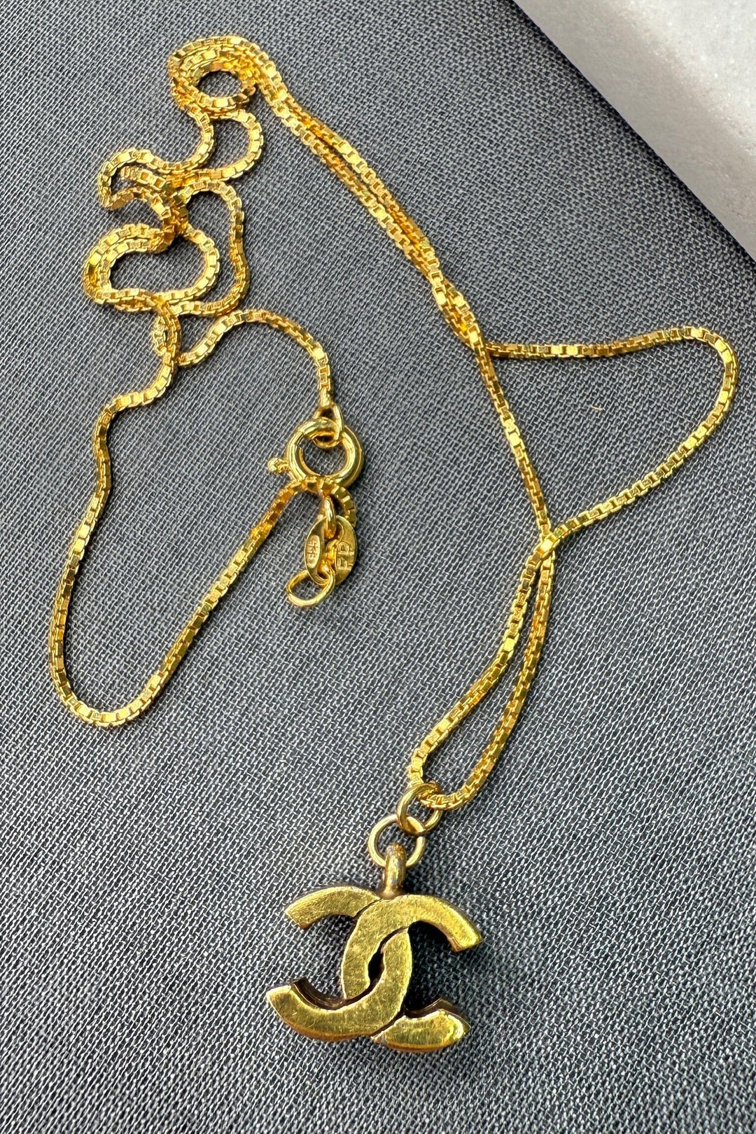 Preloved Vintageline x Molly&My - Vintage Chanel CC Vedhæng 2 - 24k Guldbelagt Metal 