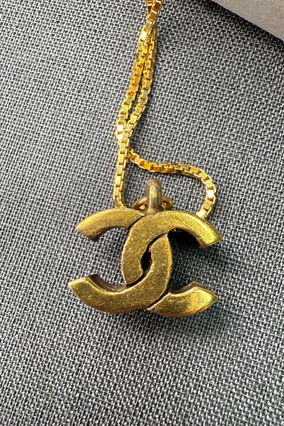 Preloved Vintageline x Molly&My - Vintage Chanel CC Vedhæng 2 - 24k Guldbelagt Metal 