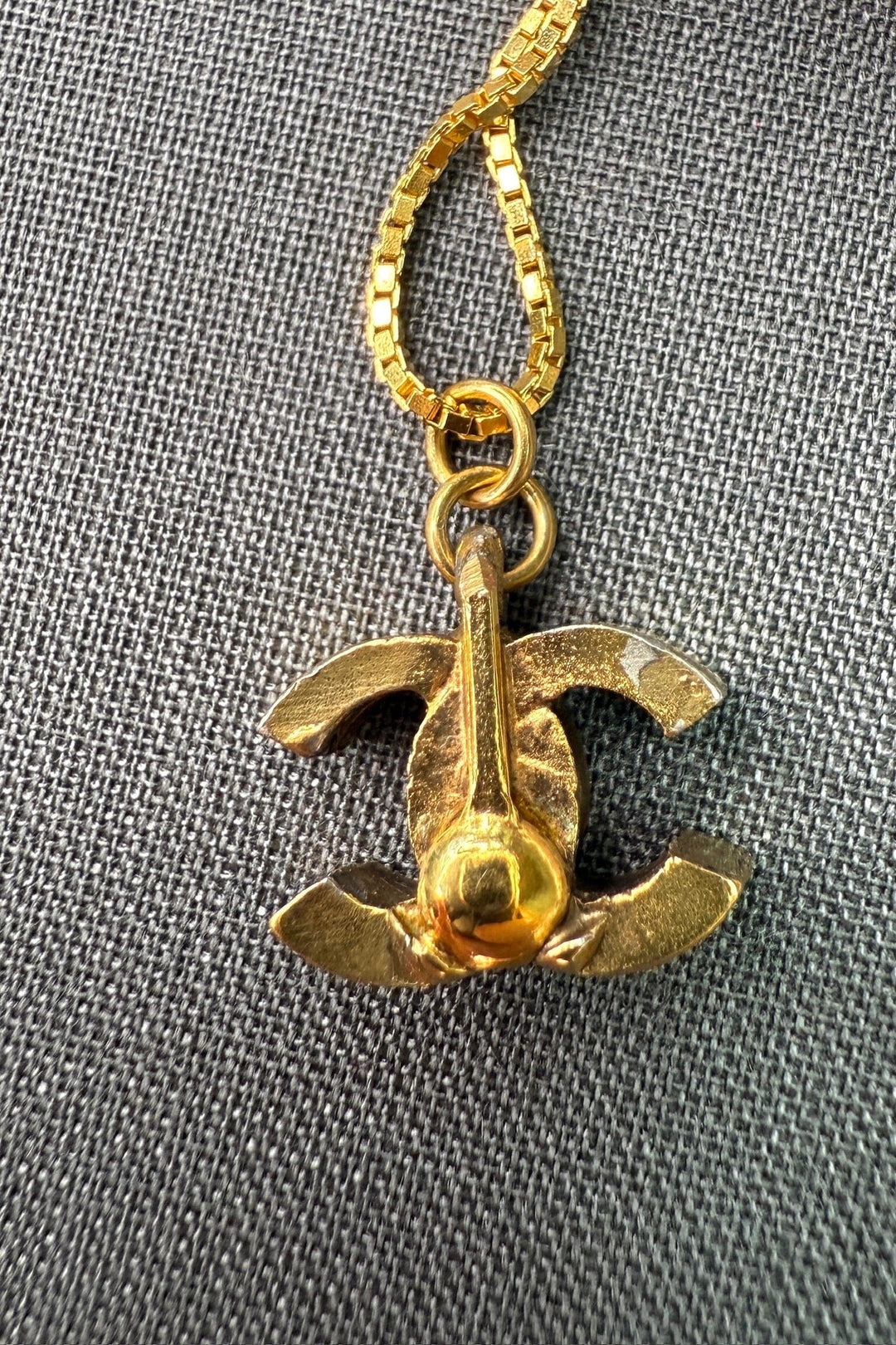 Preloved Vintageline x Molly&My - Vintage Chanel CC Vedhæng 2 - 24k Guldbelagt Metal 