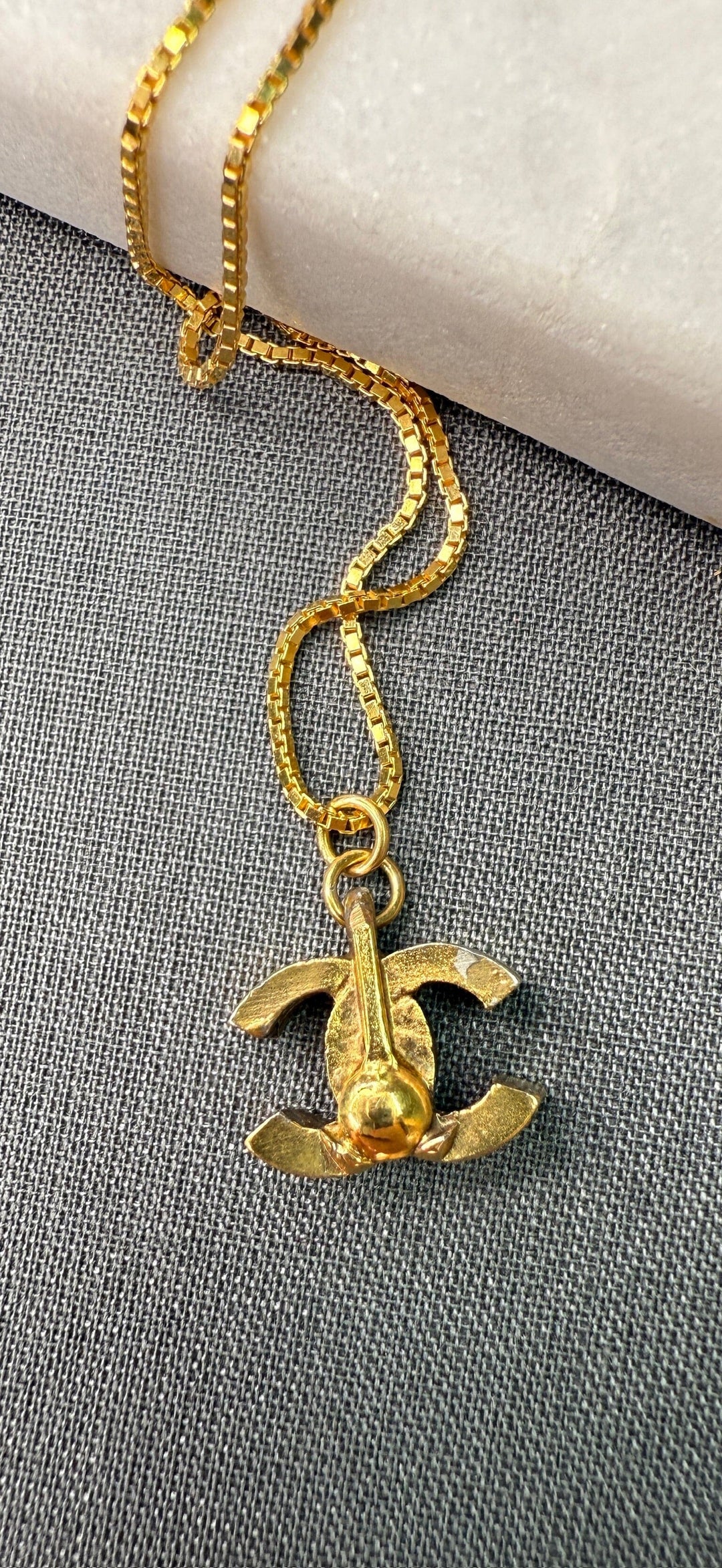 Preloved Vintageline x Molly&My - Vintage Chanel CC Vedhæng 2 - 24k Guldbelagt Metal 