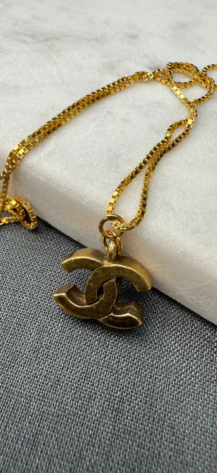 Preloved Vintageline x Molly&My - Vintage Chanel CC Vedhæng 2 - 24k Guldbelagt Metal 