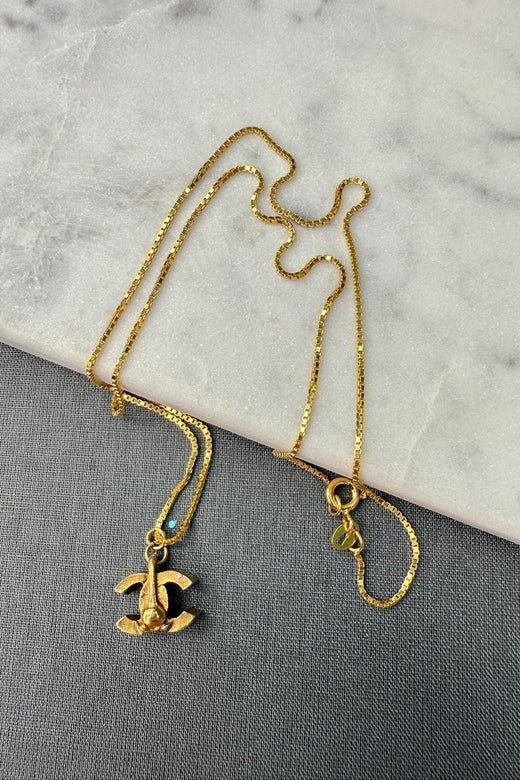 Preloved Vintageline x Molly&My - Vintage Chanel CC Vedhæng 2 - 24k Guldbelagt Metal 