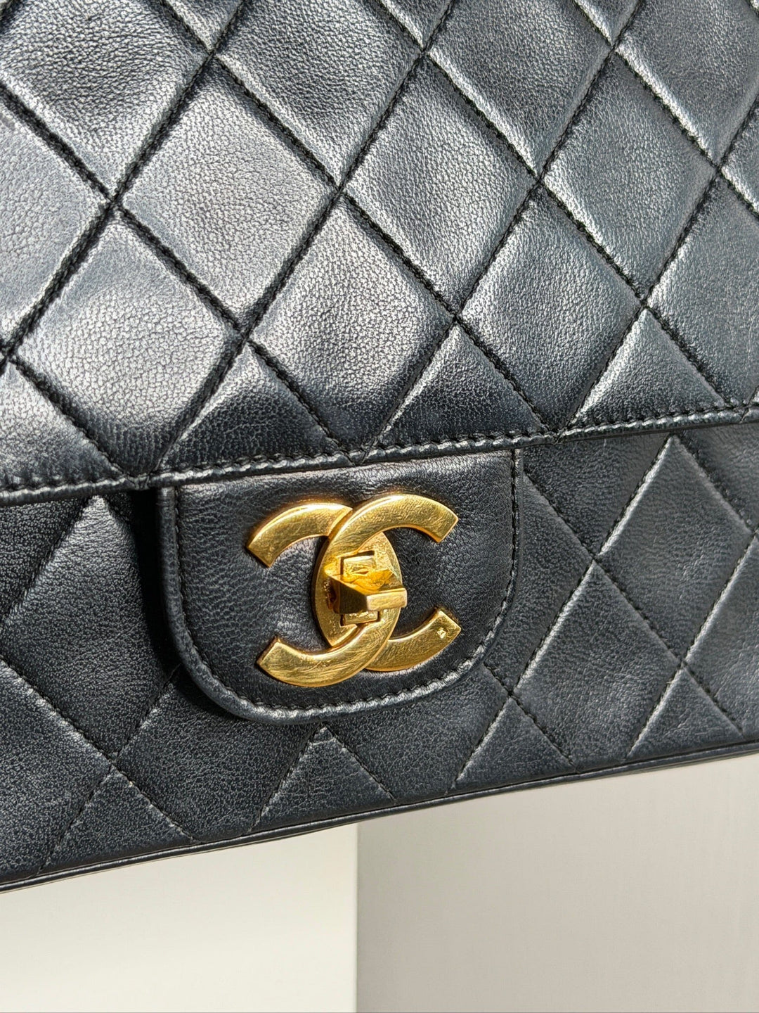 Preloved Vintageline x Molly&My - Vintage Chanel Classic Medium Item 1 - Black 