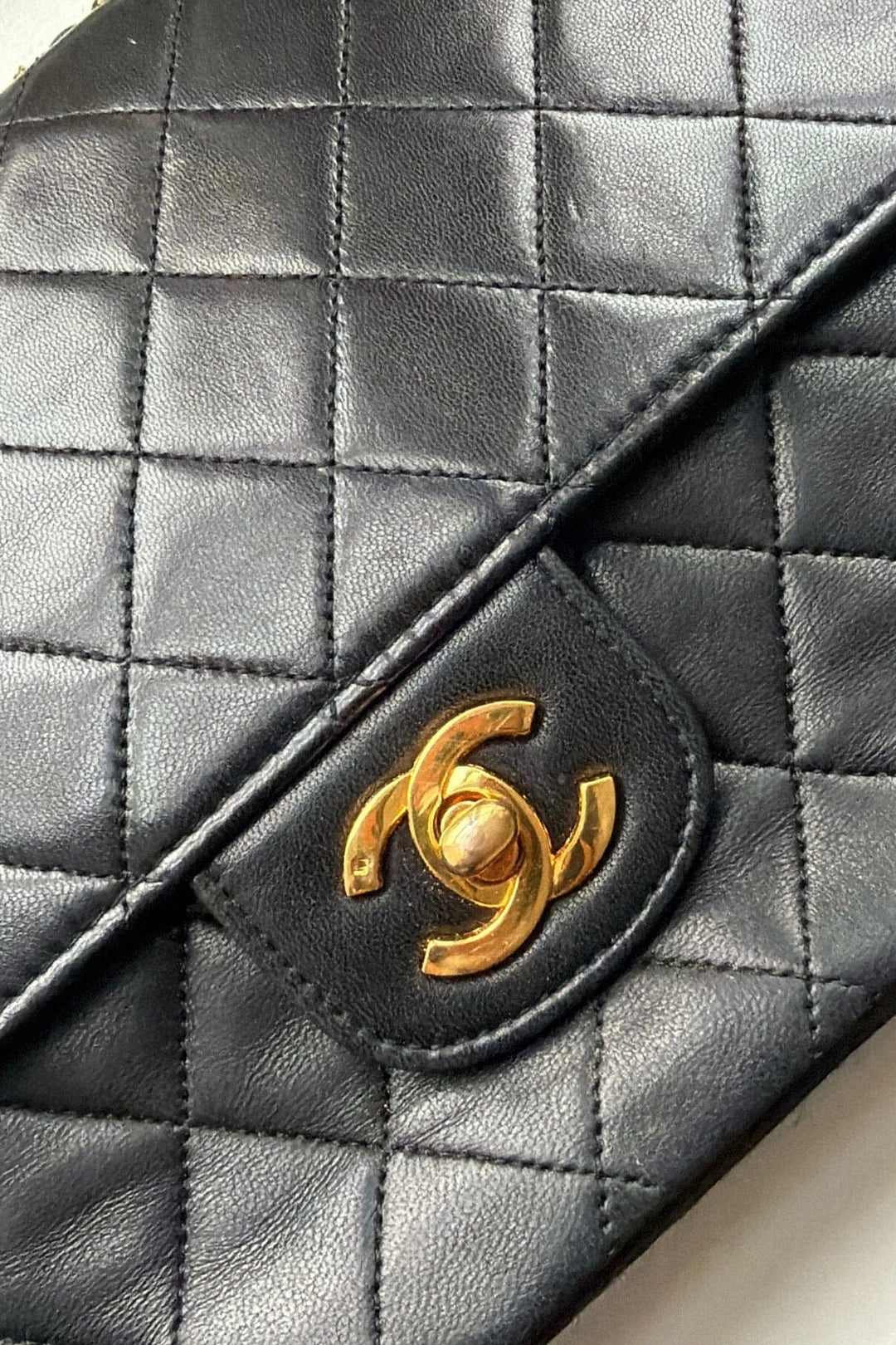 Preloved Vintageline x Molly&My - Vintage Chanel Classic Medium Item 2 - Black 