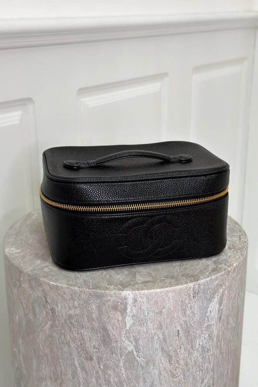 Preloved Vintageline x Molly&My - Vintage Chanel Kosmetiktaske – Sort Caviar & Guldhardware - Black Toilettasker 