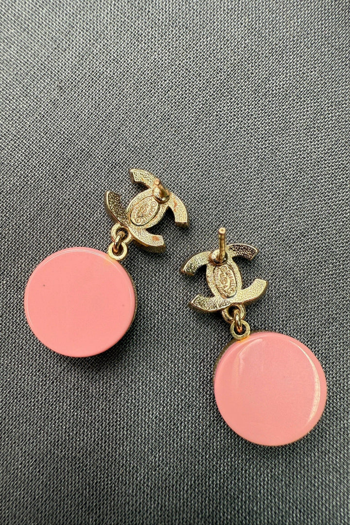 Preloved Vintageline x Molly&My - Vintage Chanel Øreringe - Forgyldt Metal, Faux Perler & Camellia-vedhæng 