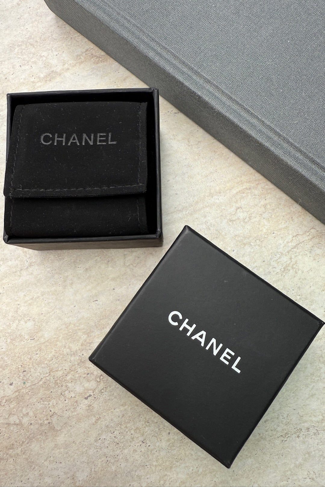 Preloved Vintageline x Molly&My - Vintage Chanel Øreringe - Forgyldt Metal, Faux Perler & Camellia-vedhæng 