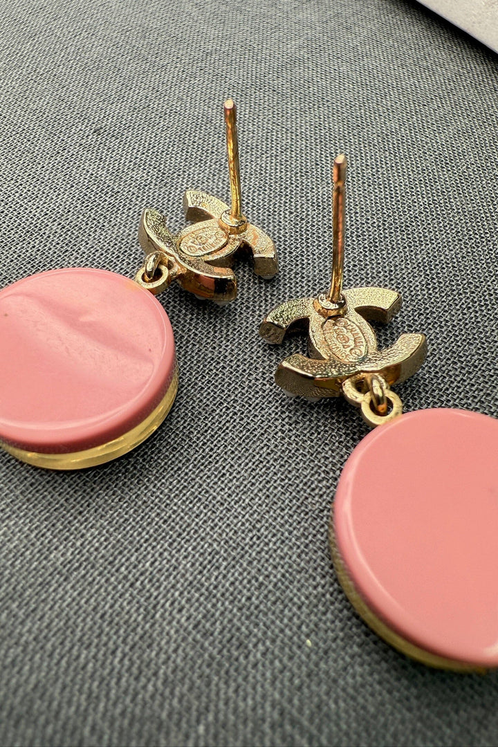 Preloved Vintageline x Molly&My - Vintage Chanel Øreringe - Forgyldt Metal, Faux Perler & Camellia-vedhæng 