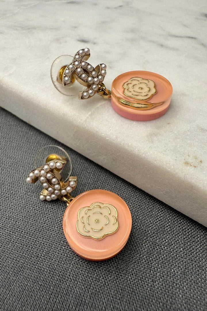 Preloved Vintageline x Molly&My - Vintage Chanel Øreringe - Forgyldt Metal, Faux Perler & Camellia-vedhæng 