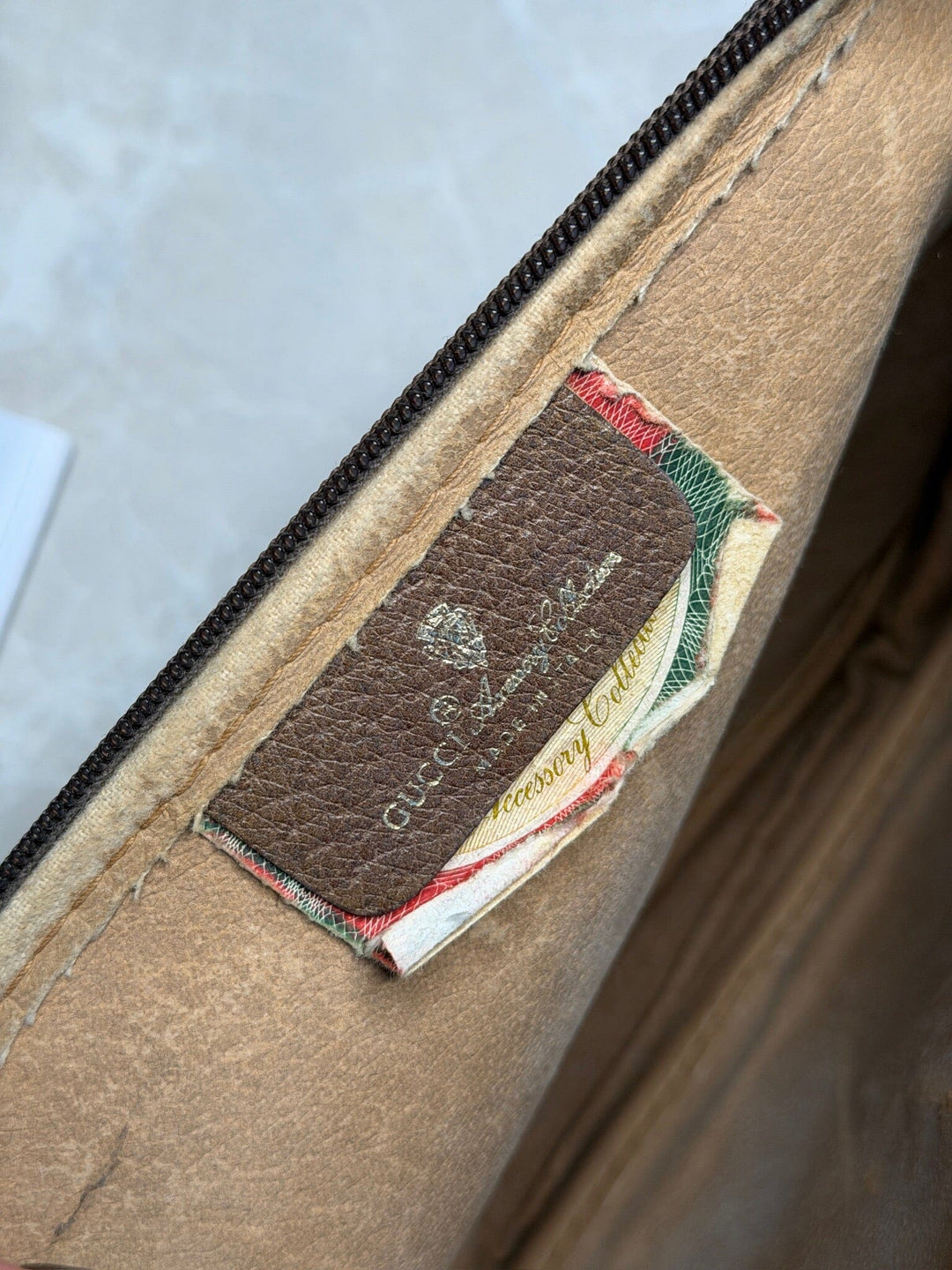Preloved Vintageline x Molly&My - Vintage Gucci Crossbody Item 2 - Logo 