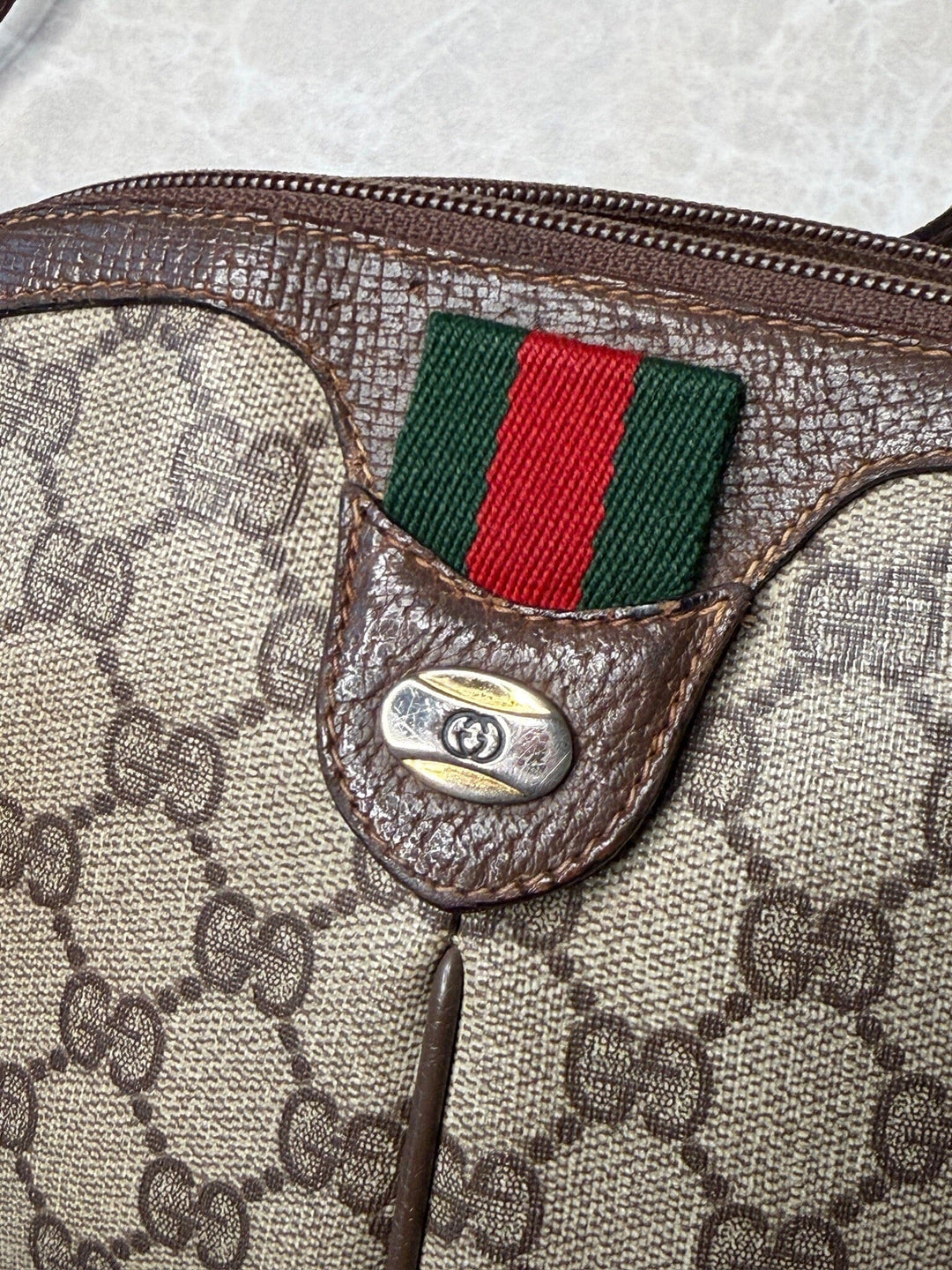 Preloved Vintageline x Molly&My - Vintage Gucci Crossbody Item 4 - Logo 