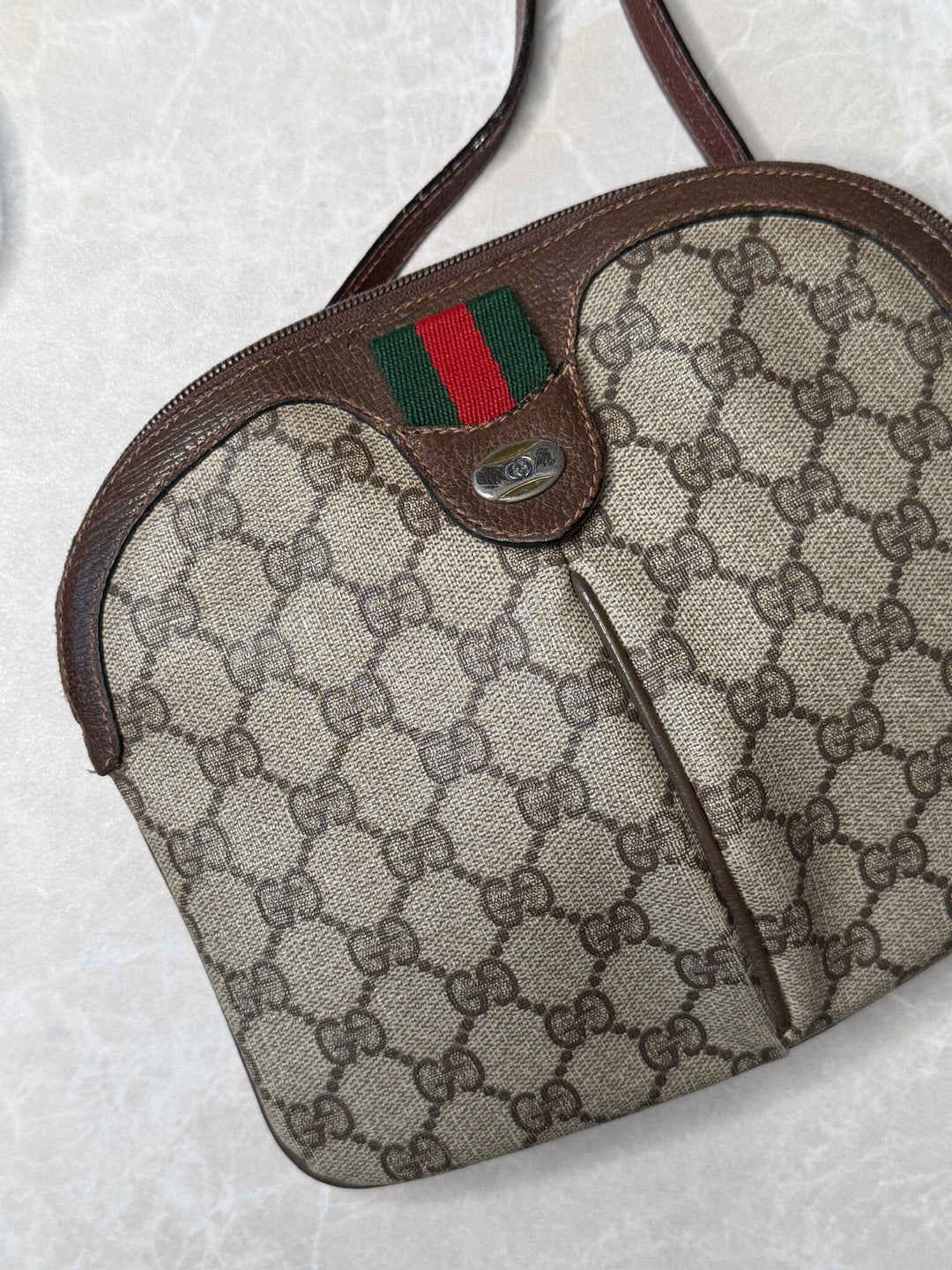 Preloved Vintageline x Molly&My - Vintage Gucci Crossbody Item 4 - Logo 