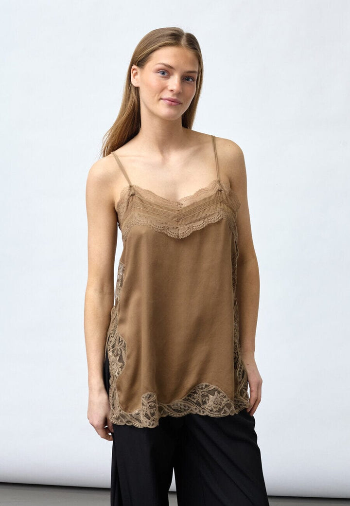 Sisters Point - Isolde-St 19584 - 225 - Hazelnut Toppe 