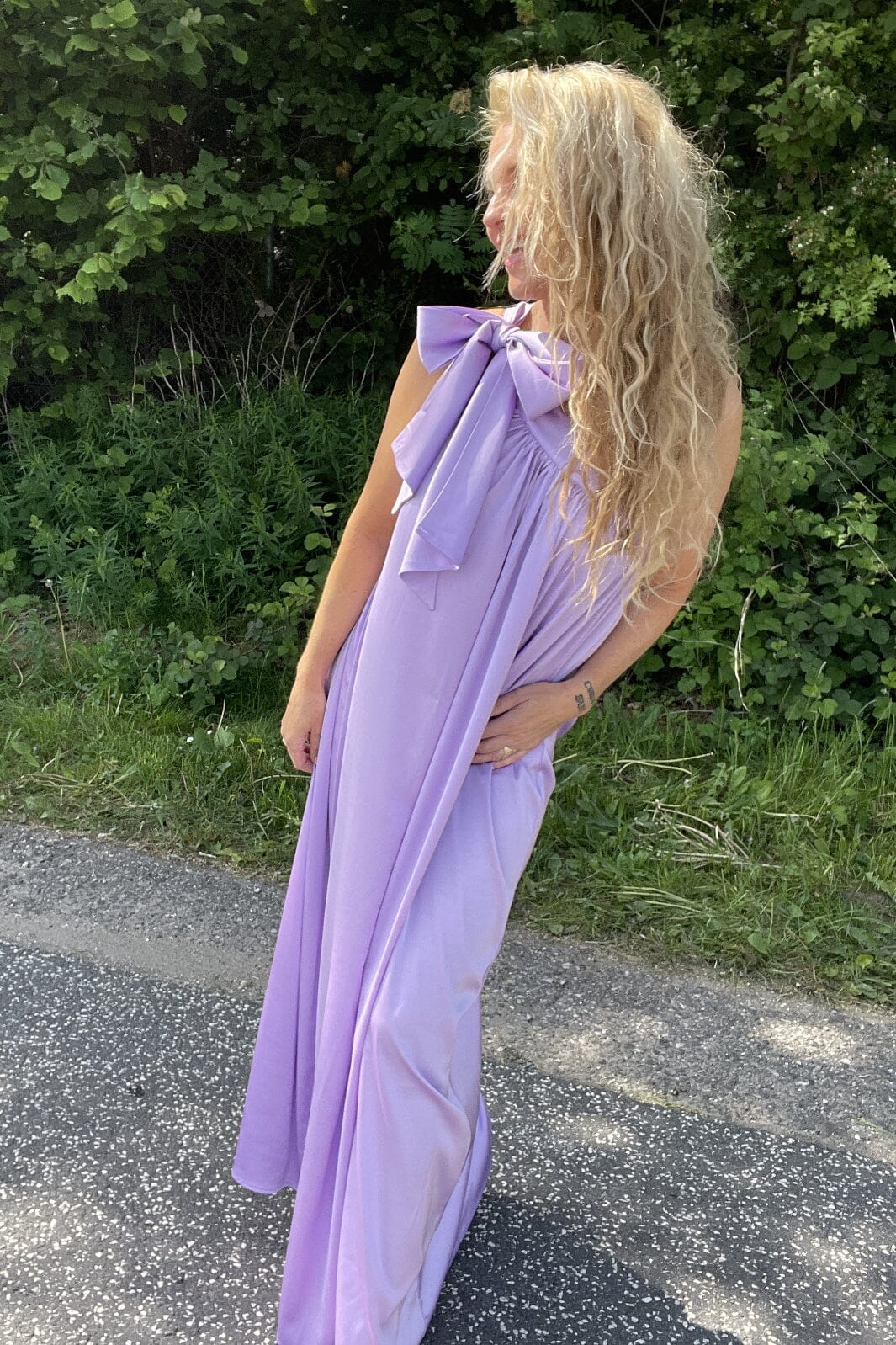 Anobel Copenhagen - Long Asymetric Off Shoulder Dress - Lilac Kjoler 