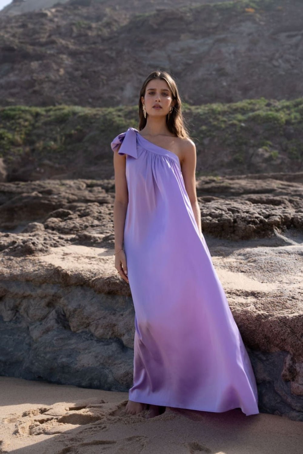 Anobel Copenhagen - Long Asymetric Off Shoulder Dress - Lilac Kjoler 