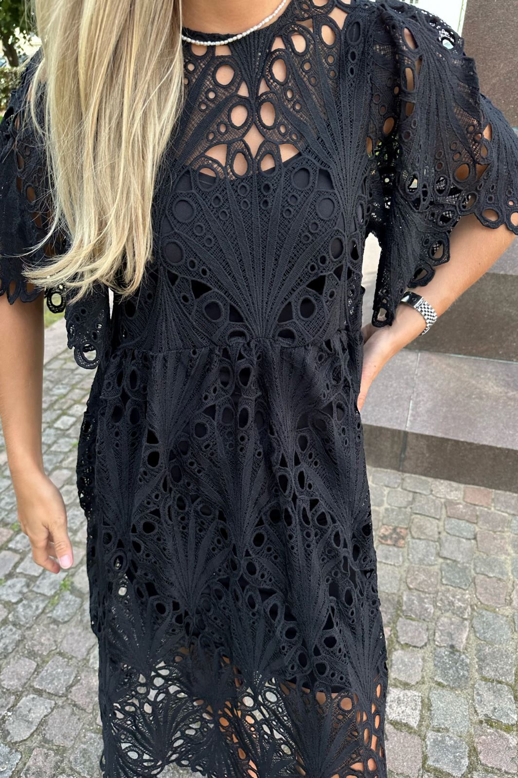Forudbestilling - BYIC - Melia Midi Lace Dress Black Kjoler 