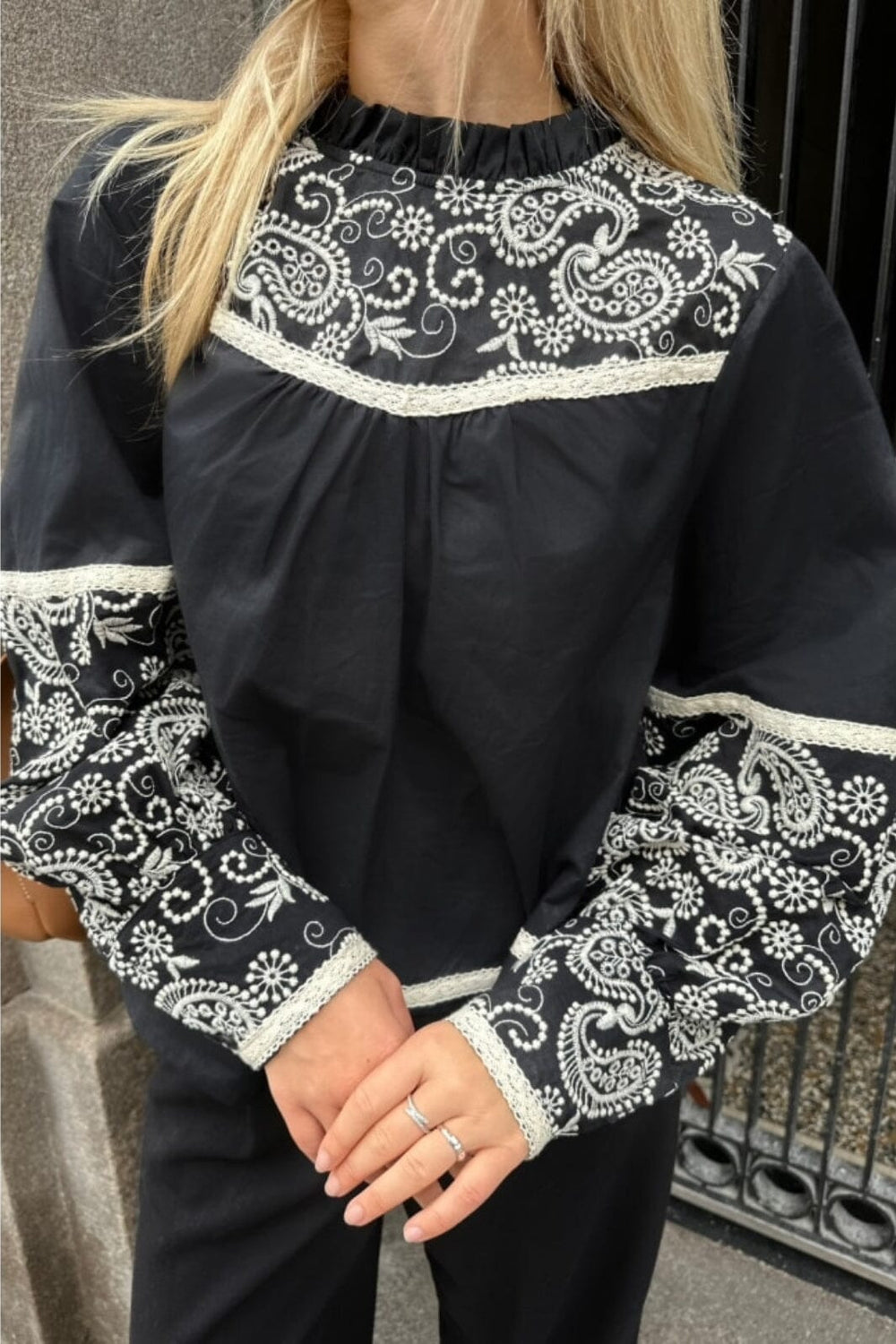 Forudbestilling - BYIC - Vilde Shirt - Black Embroidery Bluser 